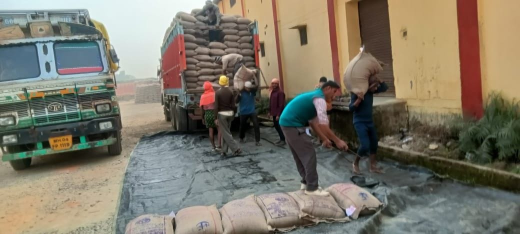 Laborers called from Maharajganj and Gorakhpur, rice being transported from trucks