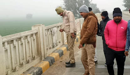 फोटो 14सीएचबीपी52: काली नदी पुल पर दरार देखते पुलिस कर्मी। संवाद