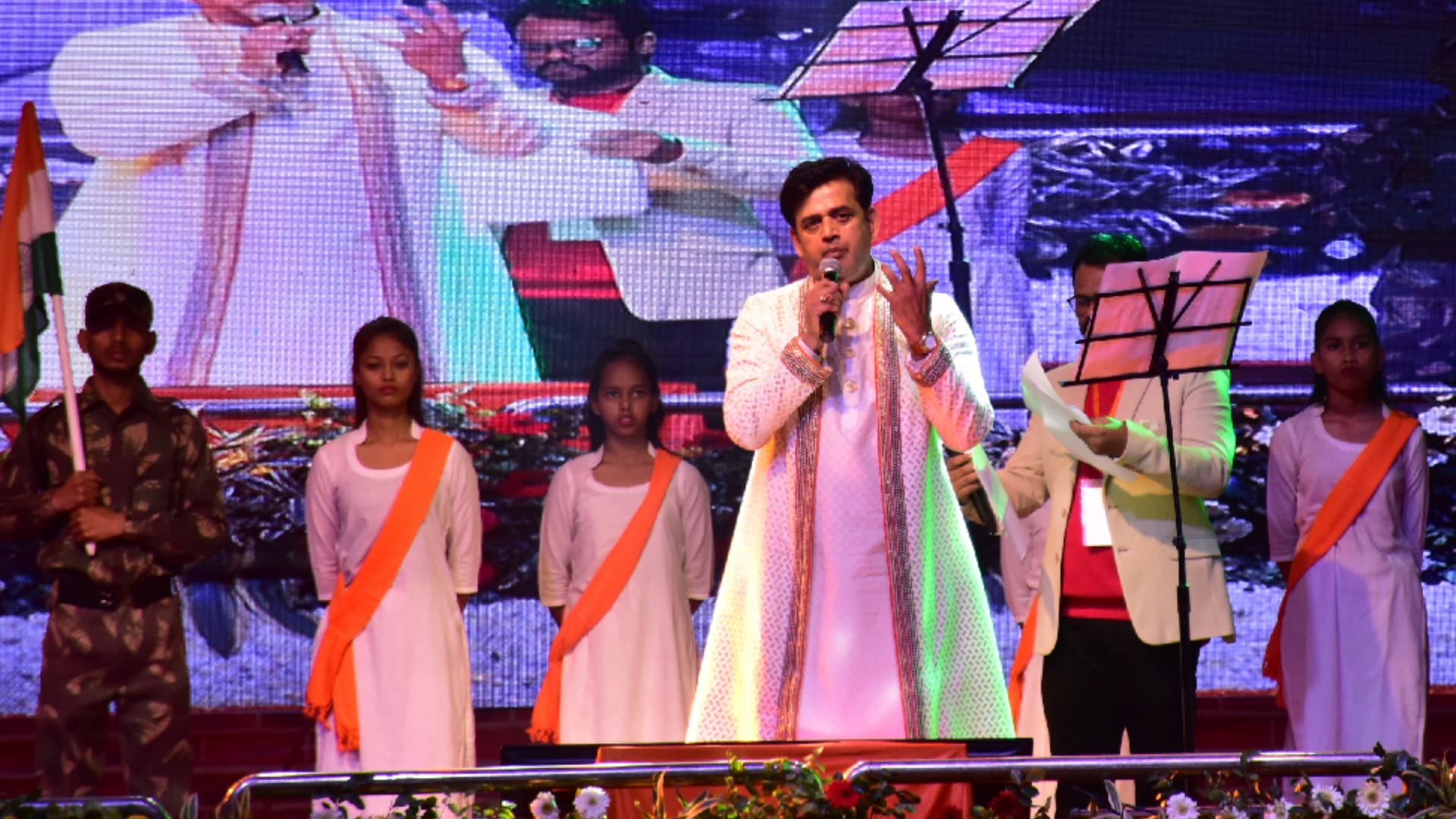 Gorakhpur Mahotsav 2023 Forgetting cold in Gorakhpur people danced to songs of Sonu Nigam