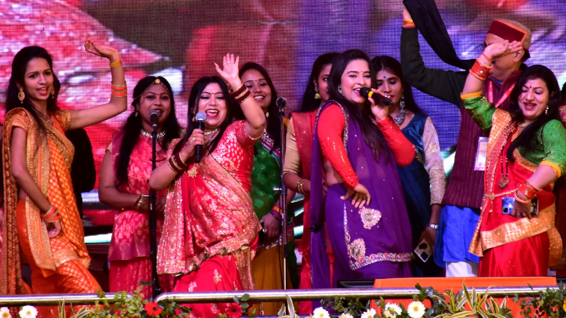 Gorakhpur Mahotsav 2023 Forgetting cold in Gorakhpur people danced to songs of Sonu Nigam