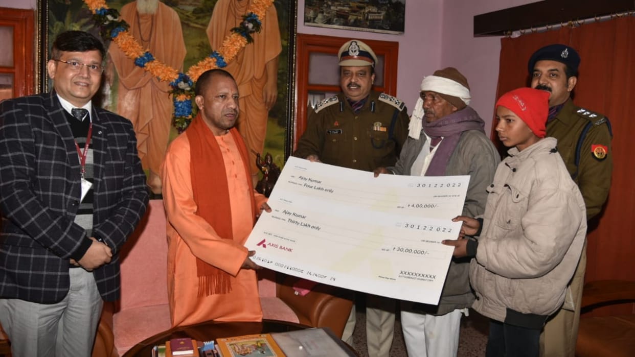 CM Yogi handed over a check of 34 lakhs to family of deceased home guard in Gorakhpur