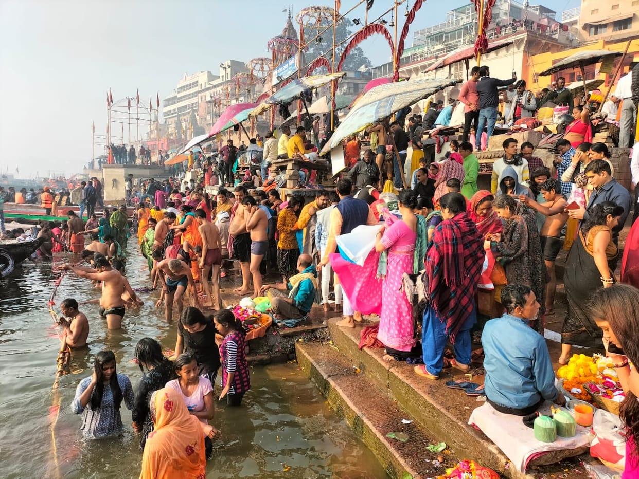 Dip of reverence on Makar Sankranti: Crowd gathered at the ghats of Kashi, note the auspicious time of January