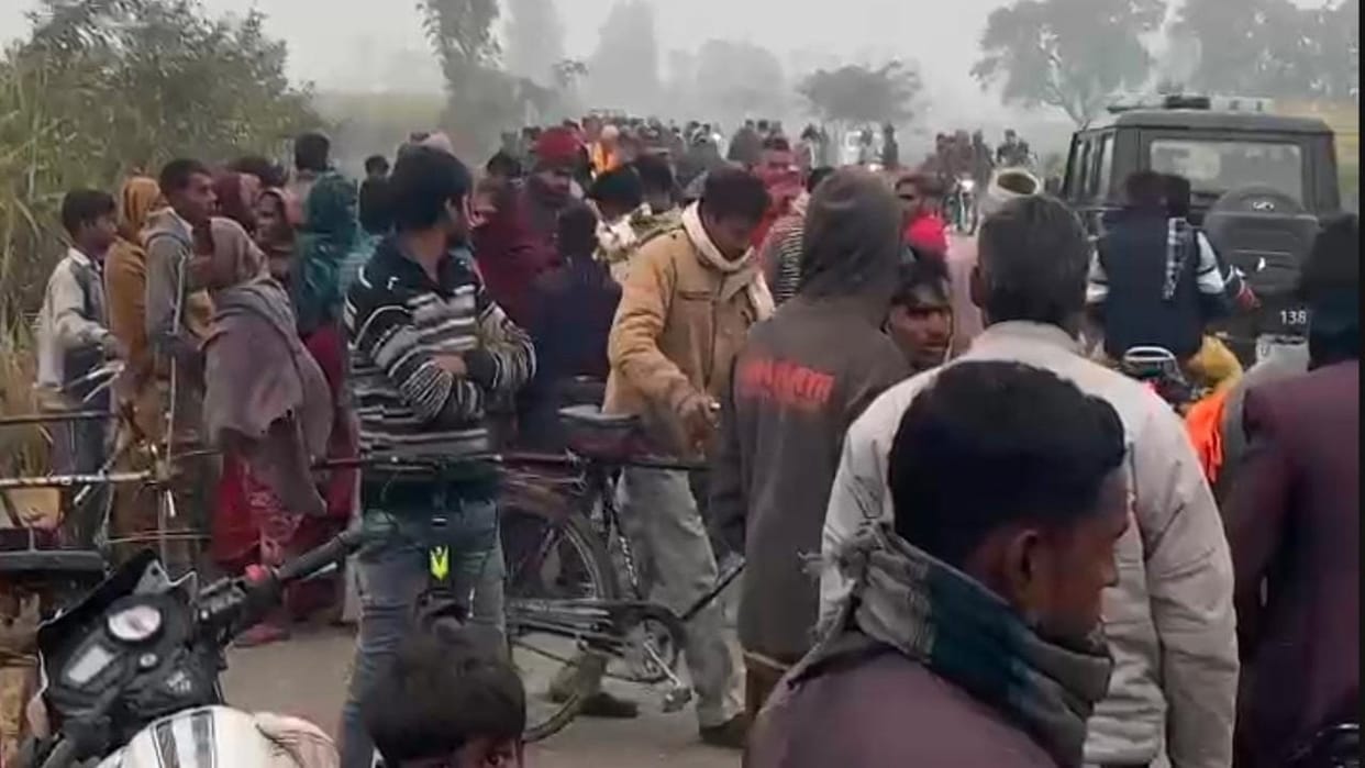 Uncontrollable car hit teenager and a young man in Puwayan both died painfully in Shahjahanpu