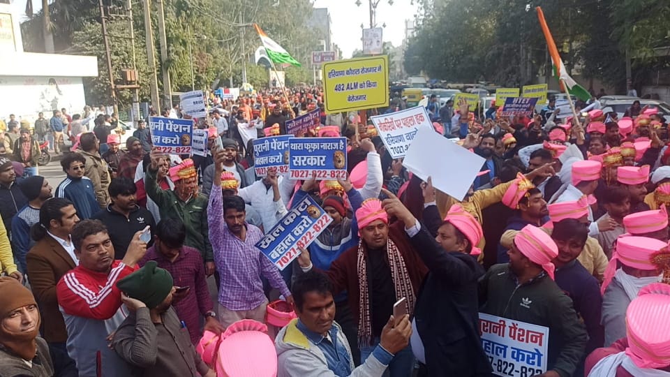 Unemployed Youth took out unique procession to demand employment from government in Rohtak