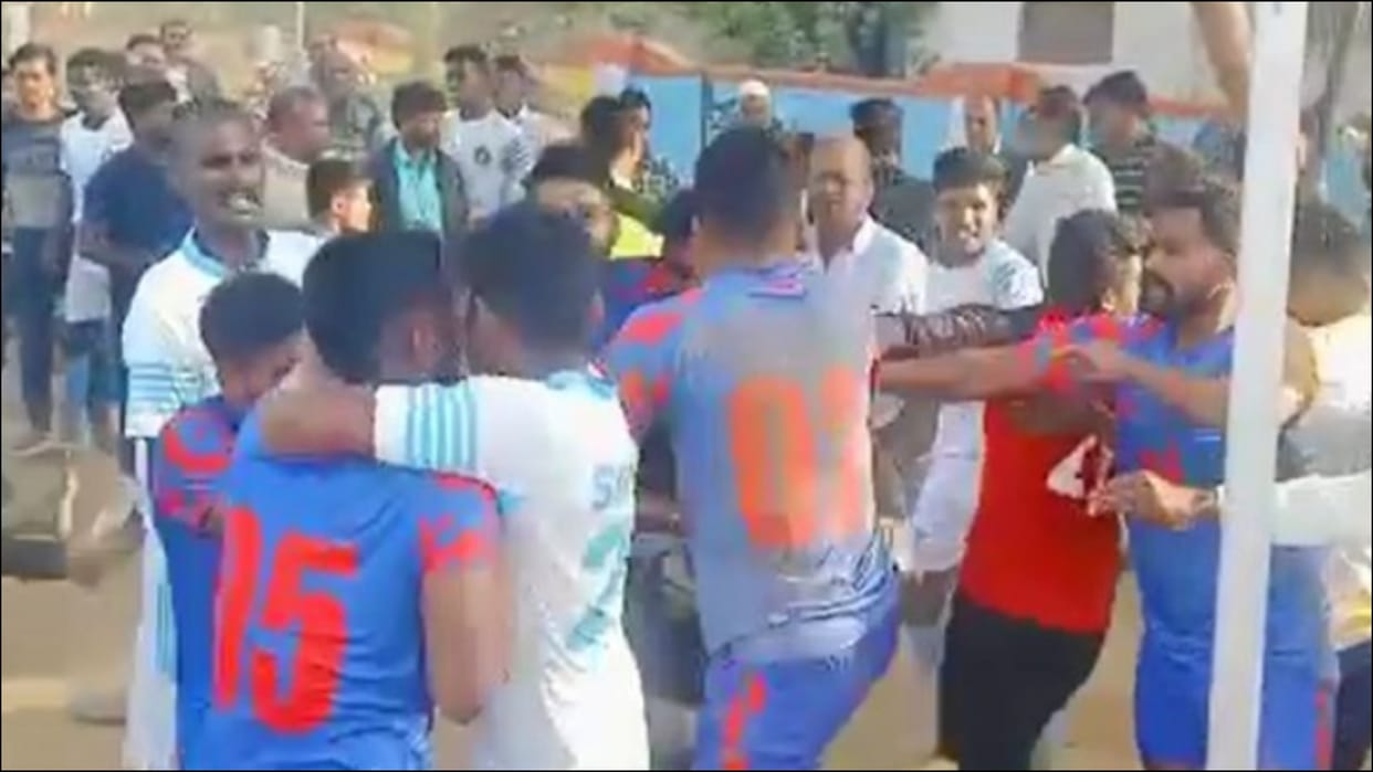 fight between Hyderabad-Madras players in sports ground during football match in satna MP