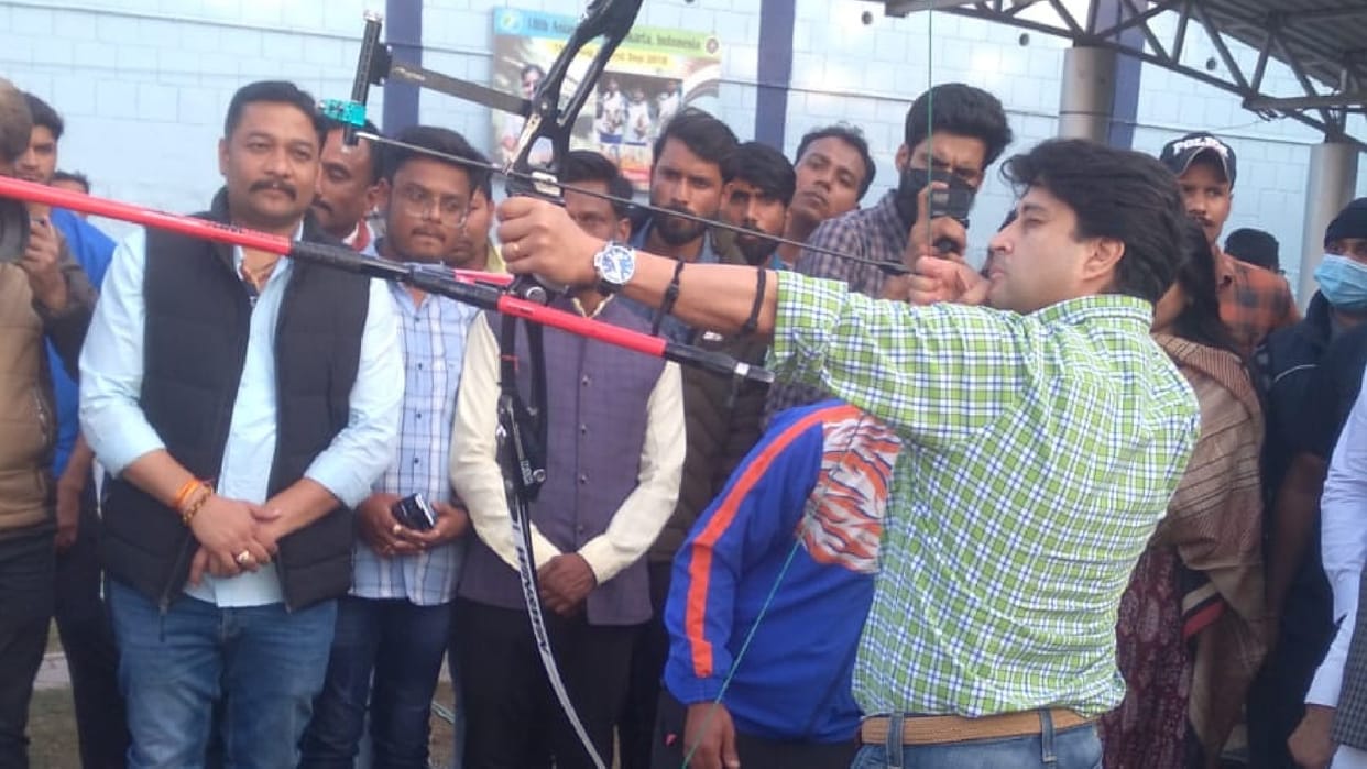 Union minister scindia played gulli-danda, shot arrows, made supporters run