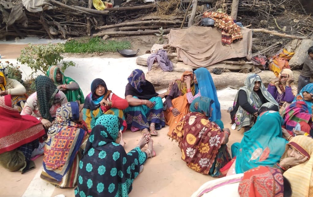 Dead body of lover couple in Banda, relatives of both were against marriage, first drank dye and then hanged