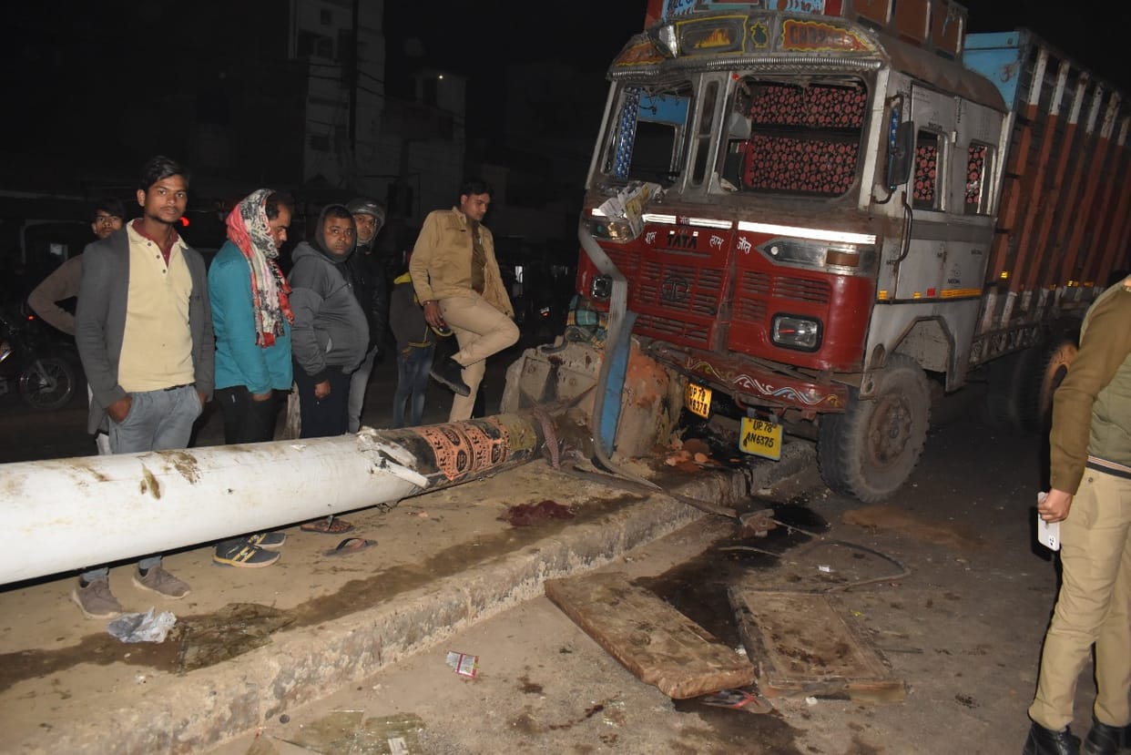 The speeding truck entered the second lane uncontrollably, mother and son crushed to death