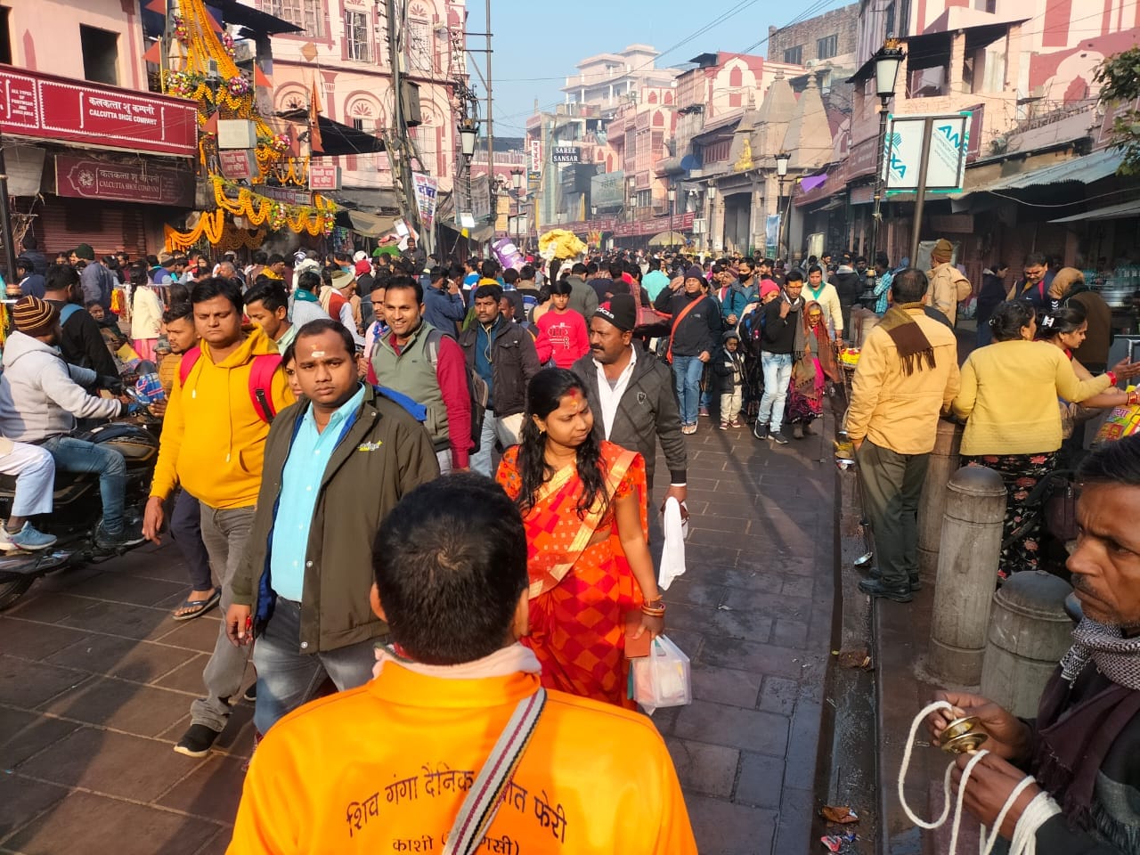 Dip of reverence on Makar Sankranti: Crowd gathered at the ghats of Kashi, note the auspicious time of January