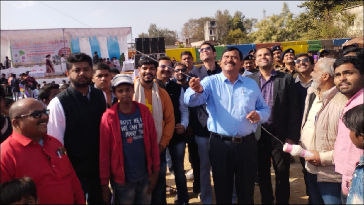 Makar Sankranti Kite flying contest held in Katni hundreds of people participated