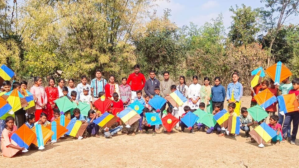Umaria News: On Makar Sankranti, kites and sweets distributed to children