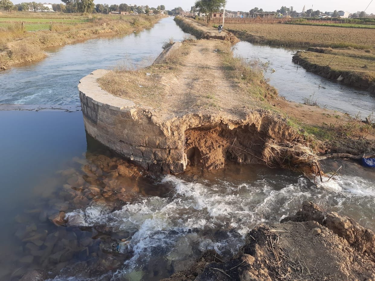 Banda: The soil of the canal was cut, hundreds of bighas of crops submerged