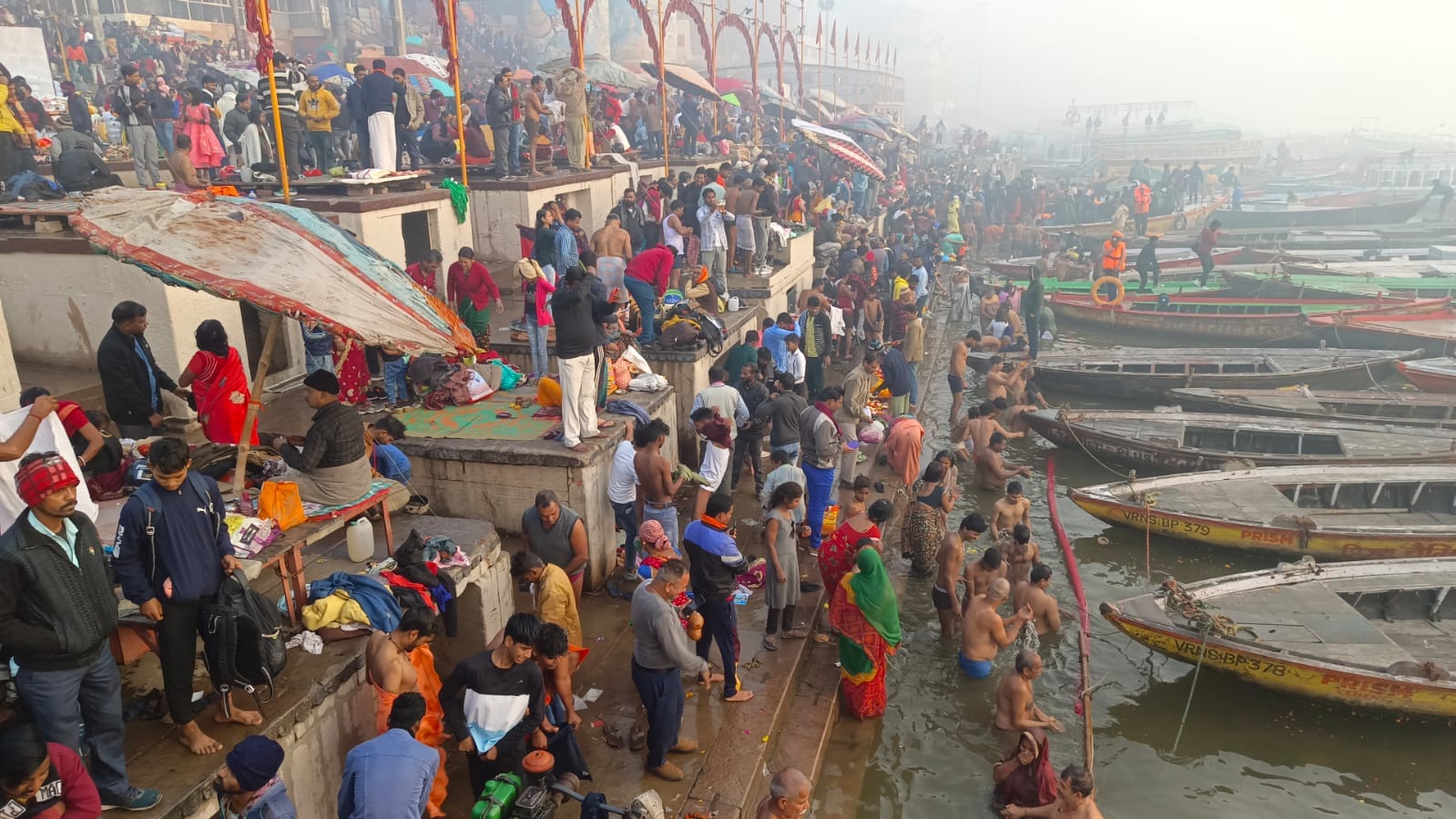 Dip of reverence on Makar Sankranti: Crowd gathered at the ghats of Kashi, note the auspicious time of January