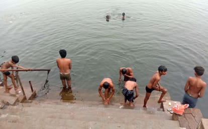 मकर संक्रांति पर विजय सागर में डुबकी लगाते लोग।