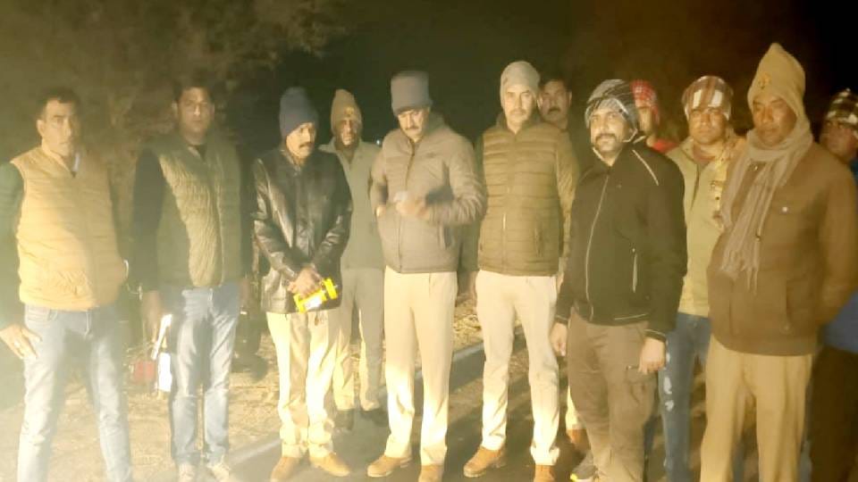 a miscreant was injured after being shot in leg during encounter between police and cyber thugs in Mathura