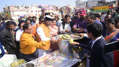 Bhopal News On Makar Sankranti Bhopal Mayor Malti Rai caught the pulley