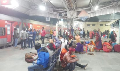 Four pairs of special trains will run on Holi, there will be stoppage at Varanasi station