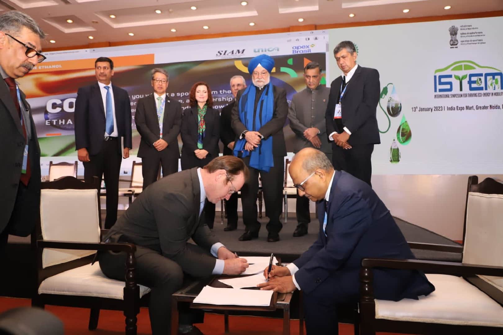 Auto Expo 2023 Hardeep Singh Puri asks automobile manufacturers to start introducing green vehicles in market