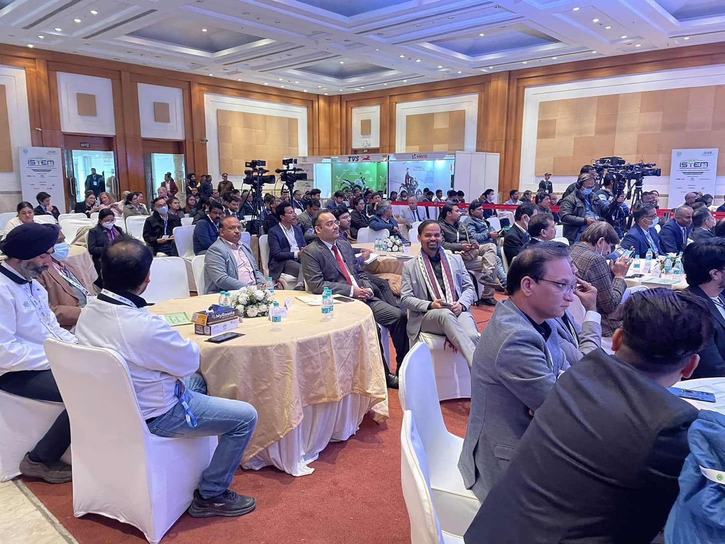 Auto Expo 2023 Hardeep Singh Puri asks automobile manufacturers to start introducing green vehicles in market