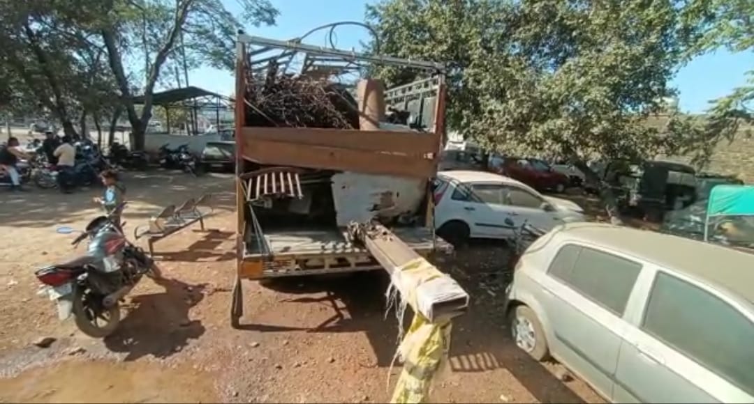 Bhopal News: Engineer of private company caught stealing scrap of Berasia Municipality, case registered
