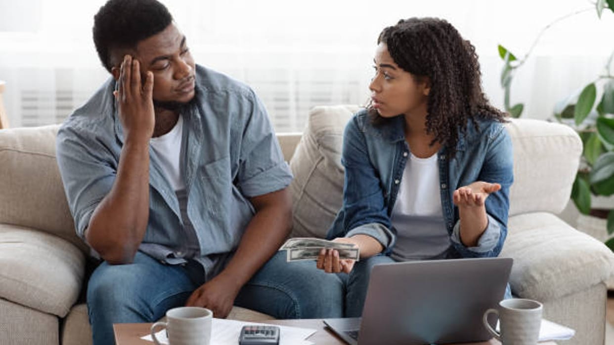 Tips To Impress Overspending Partner How To Deal With Spouse Who Spends Too Much Money News In Hindi