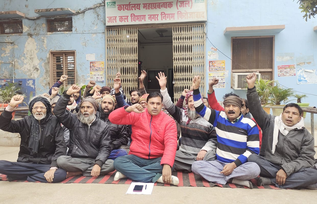 Angry people sat on dharna due to non-diagnosis of drinking water problem