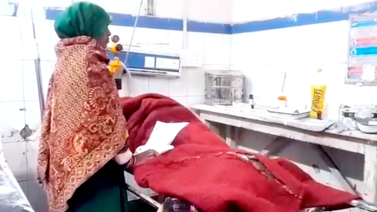 In Gwalior, the lover's parents refused to marry, then the girlfriend attacked with a knife