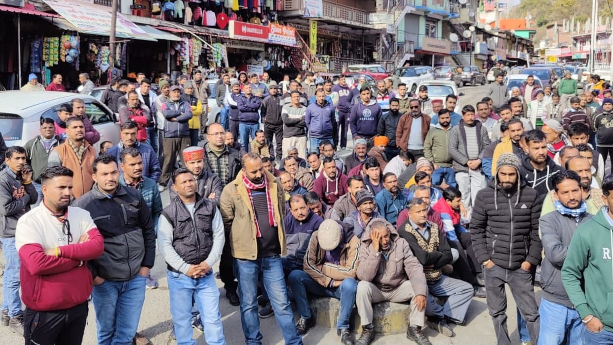 Cement Crisis in himachal pradesh truck operators protest in ambuja darlaghat plant