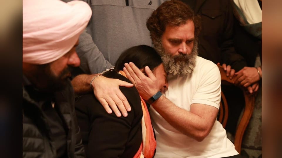 PM Narendra Modi and Rahul Gandhi Grieves over demise of MP Santokh Chaudhary