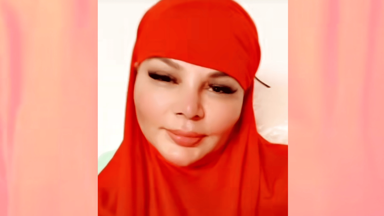 Rakhi sawant shares video of wearing bhagwa hijab adopted Islam became Fatima after marriage Adil Khan Durrani