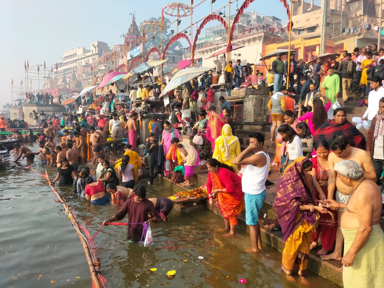 Dip of reverence on Makar Sankranti: Crowd gathered at the ghats of Kashi, note the auspicious time of January