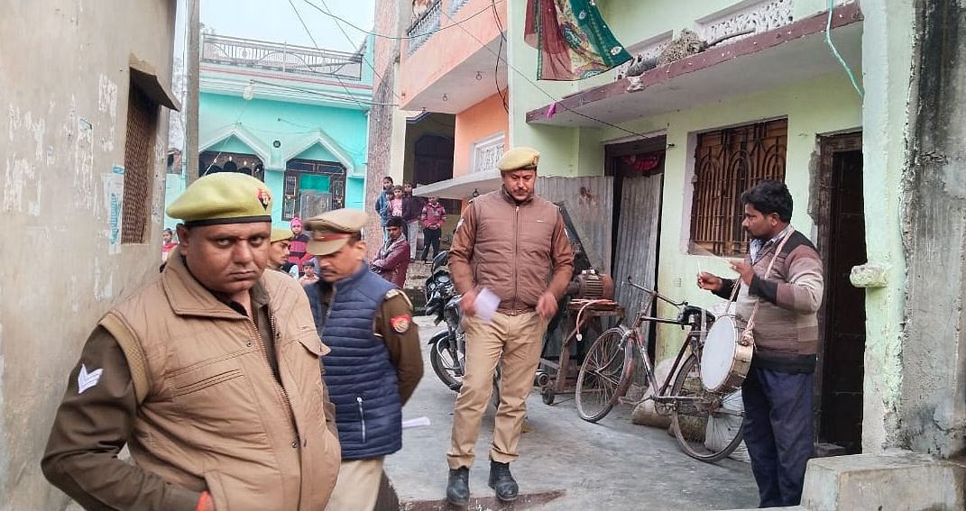 सरायअकिल के इछना गांव में दुष्कर्म के आरोपी बालदत्त के घर कुर्की की नोटिस चस्पा करने पंहुची पुलि?