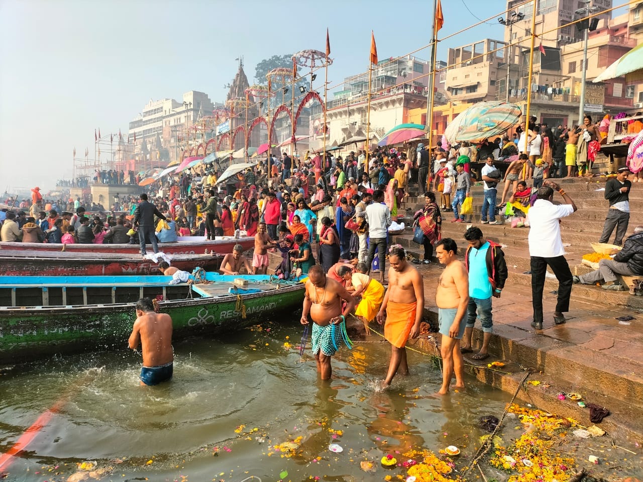 Dip of reverence on Makar Sankranti: Crowd gathered at the ghats of Kashi, note the auspicious time of January