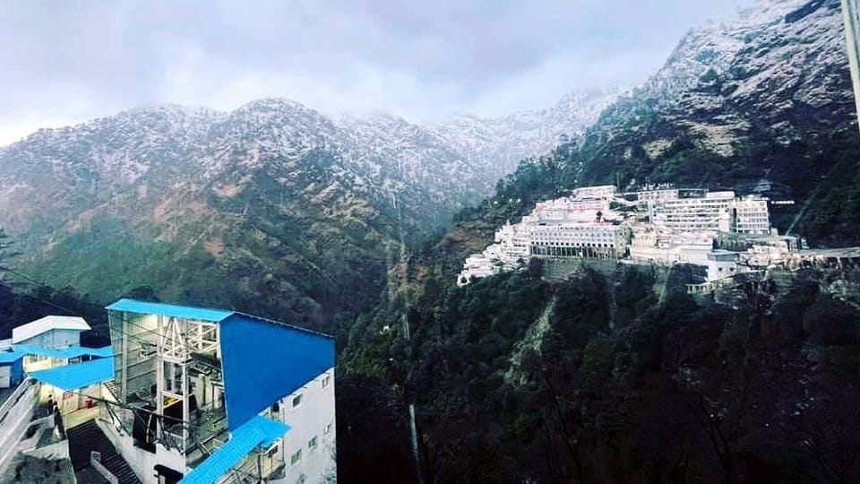 Jammu Kashmir: Snowfall in Vaishno Devi Mata complex increased the enthusiasm of devotees