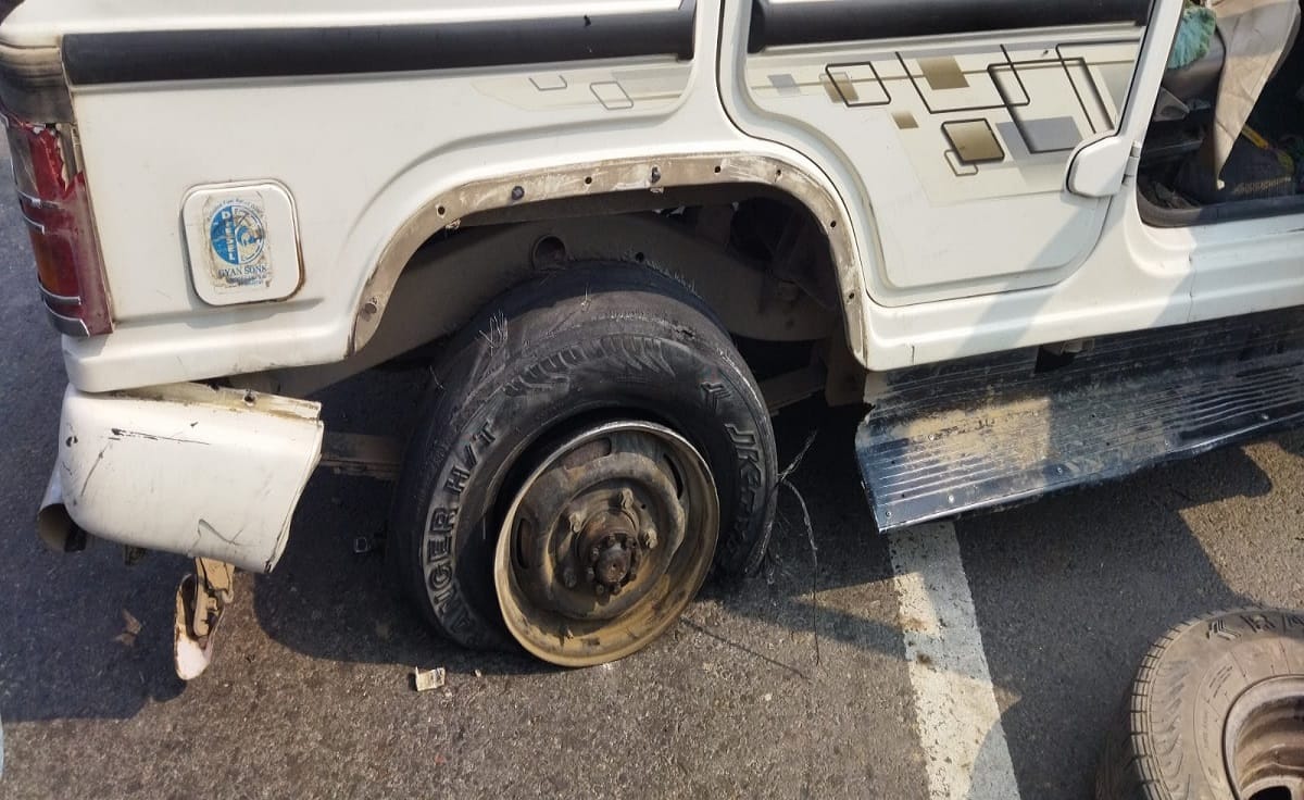 Road accident in bhadhi Bolero wheel burst after  divider four injured including bike rider