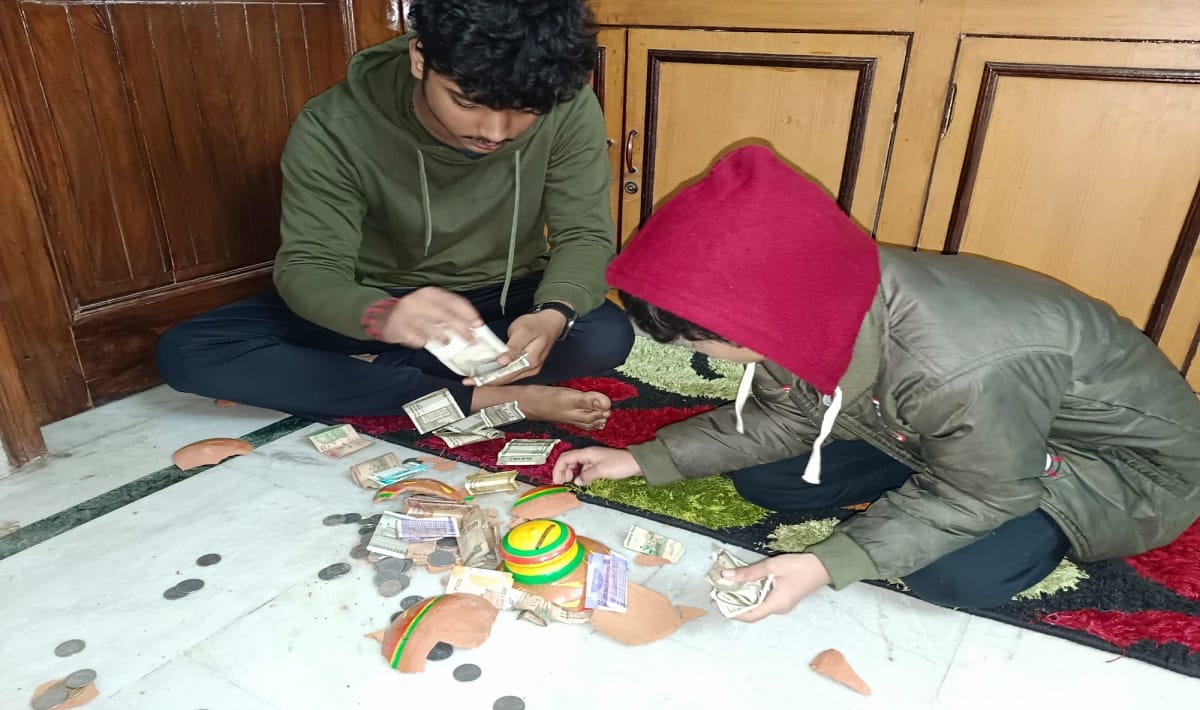 10 years old child From varanasi extended hand to Joshimath Crisis victims setting example