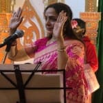 भजन का गायन करतीं सांसद हेमा मालिनी