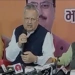 बीजेपी कार्यालय एकात्म परिसर में प्रेस कॉन्फ्रेंस लेते पूर्व सीएम रमन सिंह