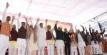 तोशाम की अनाज मंडी में आयोजित पंचायतीराज जन-प्रतिनिधि सम्मान समारोह में पहुंचने पर जनता का अभिव?