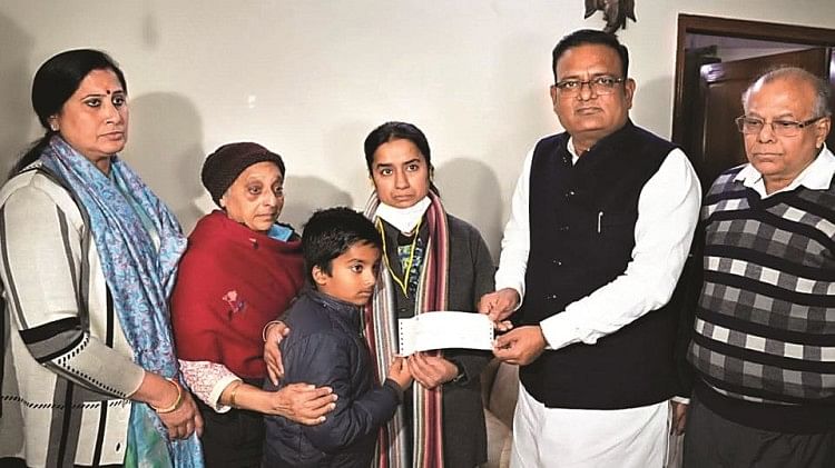 Social Welfare Minister Rajkumar Anand met the family members of late Dr. Amit Gupta and handed over a check of Rs.