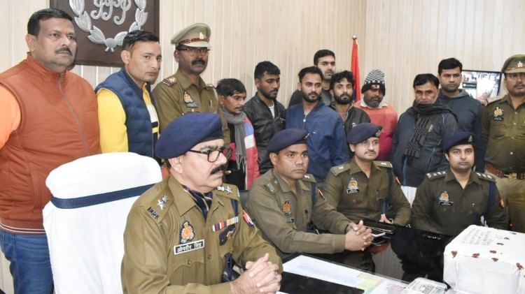 UP News: गाजीपुर में नकली नोट छापने की फैक्ट्री का भंडाफोड़, लाखों की करेंसी के साथ छह शातिर गिरफ्तार गाजीपुर एसपी ओमवीर सिंह ने किया खुलासा