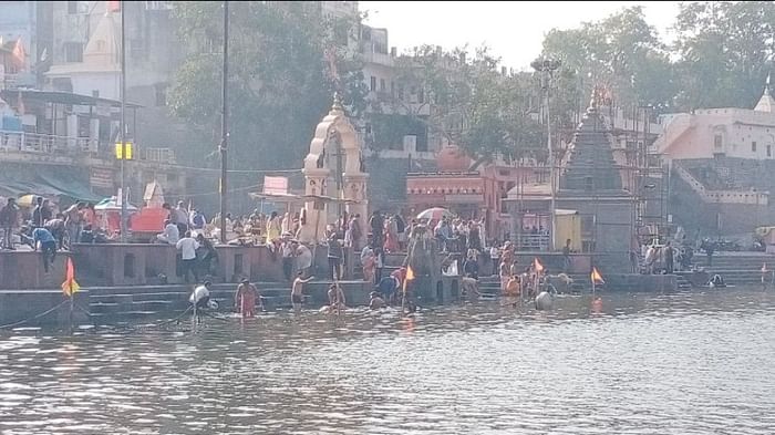 मकर संक्रांति: क्षिप्रा नदी में आस्था की डुबकी लगाने पहुंचे लोग,रामघाट व त्रिवेणी में लगा श्रद्धालुओं का तांता क्षिप्रा नदी में आस्था की डुबकी लगाने पहुंचे लोग