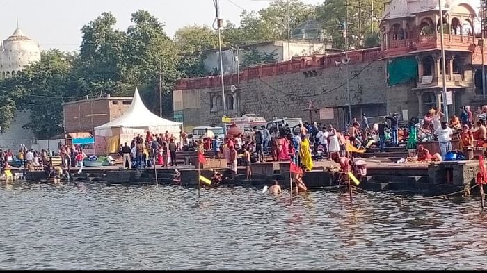 मकर संक्रांति: क्षिप्रा नदी में आस्था की डुबकी लगाने पहुंचे लोग,रामघाट व त्रिवेणी में लगा श्रद्धालुओं का तांता क्षिप्रा और नर्मदा के जल में लोगों ने किया स्नान