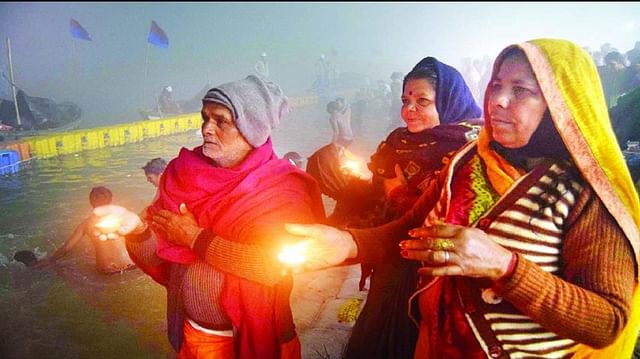 Magh Mela : मकर संक्रांति पर भोर में संगम स्नान करने के बाद दीपदान करते श्रद्धालु।