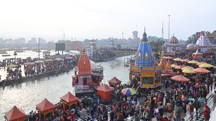Makar Sankranti Festival : मकर संक्रान्ति पर्व पर लाखों श्रद्धालुओं ने लगाई गंगा में आस्था की डुबकी- Makar Sankranti Festival: Lakhs of devotees take a dip of faith in the Ganges on Makar Sankranti festival