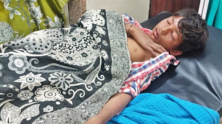 MP News: मकर संक्रांति पर मामा के यहां आए बालक पर मधुमक्खियों ने किया हमला, हालत गंभीर MP News: मकर संक्रांति पर मामा के यहां आए बालक पर मधुमक्खियों ने किया हमला, हालत गंभीर