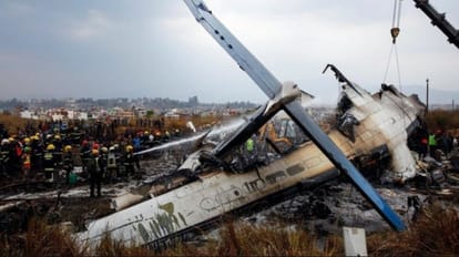 Nepal Plane Crash: चार भारतीयों के परिजनों को अभी तक नहीं मिले शव, कई दिनों से कर रहे इंतजार नेपाल में दुर्घटनाग्रस्त विमान
