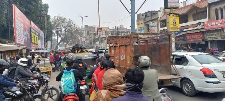 रामघाट रोड पर लगे जाम में फंसे लोग