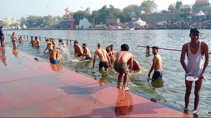 मकर संक्रांति: क्षिप्रा नदी में आस्था की डुबकी लगाने पहुंचे लोग,रामघाट व त्रिवेणी में लगा श्रद्धालुओं का तांता त्रिवेणी व रामघाट पर स्नान करने पहुंचे लोग