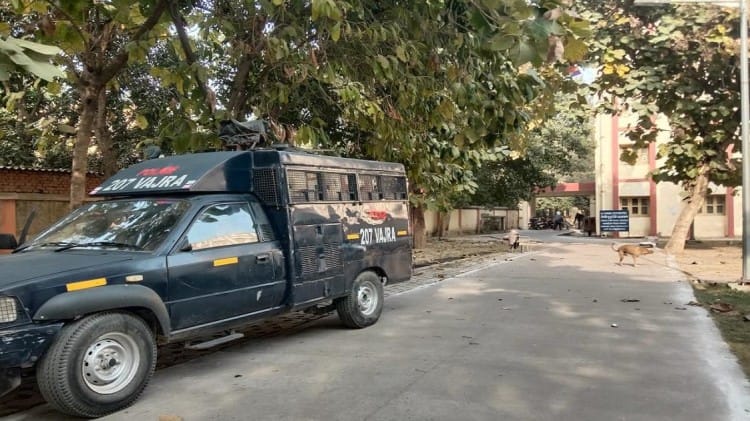Varanasi: बीएचयू के मूना देवी छात्रावास में तनाव बरकरार, छात्रों संग मारपीट मामले में कार्रवाई का इंतजार बीएचयू के मूना देवी छात्रावास के बाहर तैनात फोर्स
